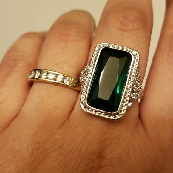 Large Emerald Green Ring - Picture 1 of 9